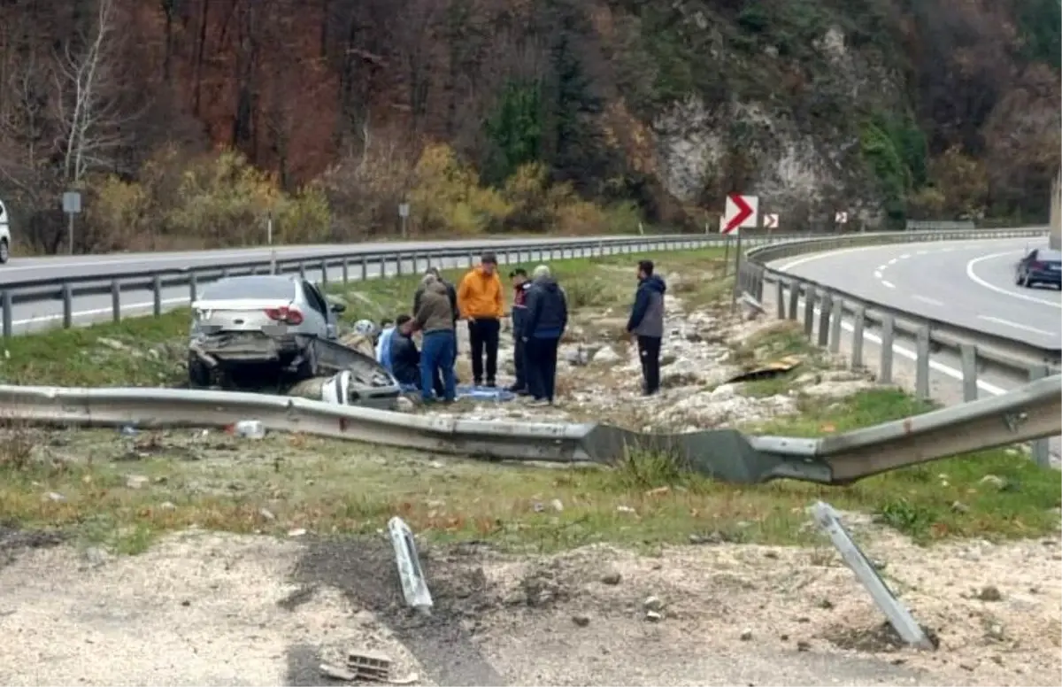 İnegöl’de Şok Kaza: Kontrolden Çıkan Otomobil Bariyerlere Çarptı, 2 Yaralı