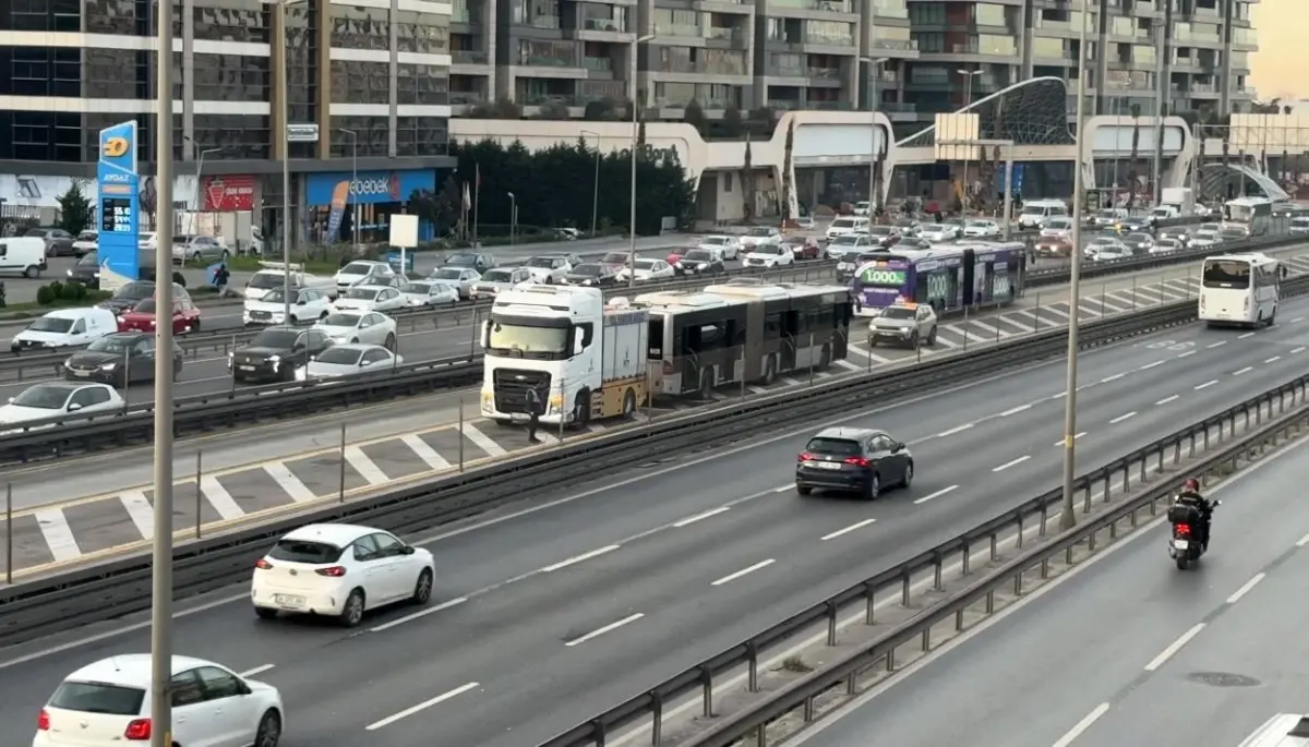 Küçükçekmece’de Metrobüste Yangın