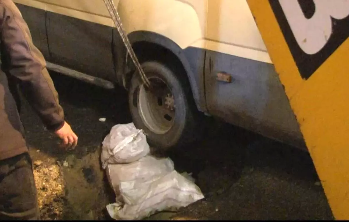 Küçükçekmece’de Minibüs Sağanak Yağış Sonrası Çöken Yola Sıkıntı Çıkardı