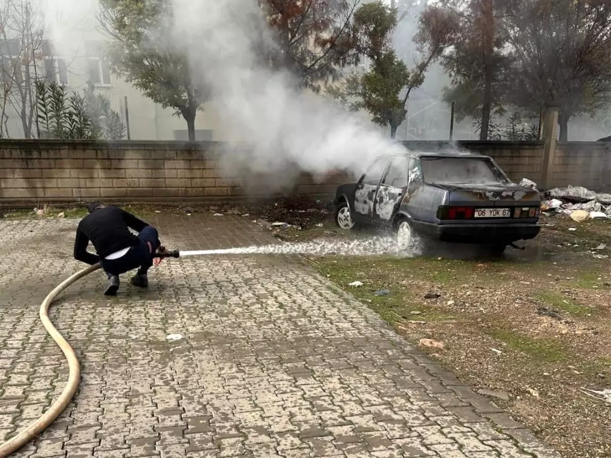 Siirt’te Park Halindeki Araç Alev Aldı