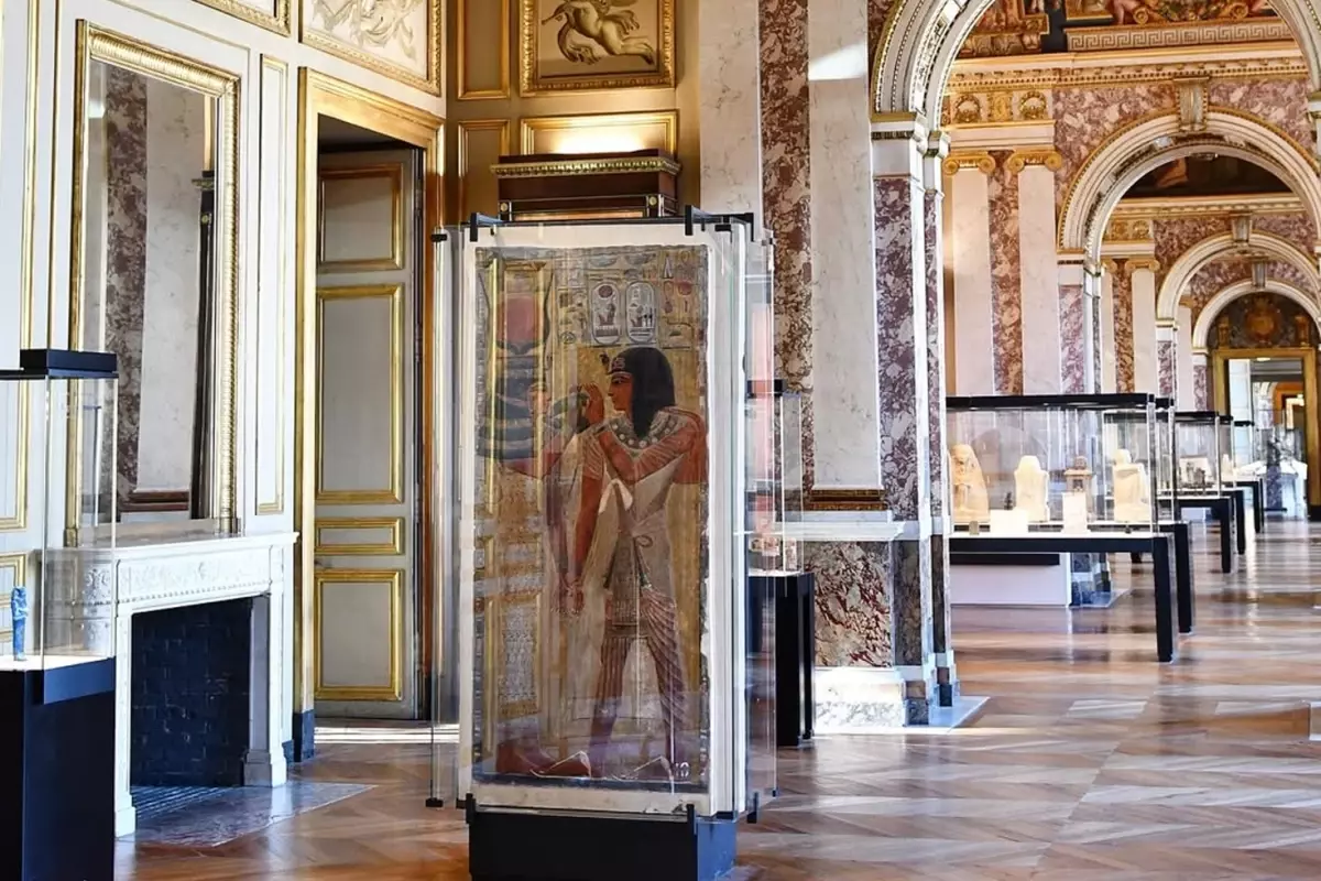 Louvre Müzesi’nde Su Sızıntısı Nadir Kitaplara Zarar Verdi
