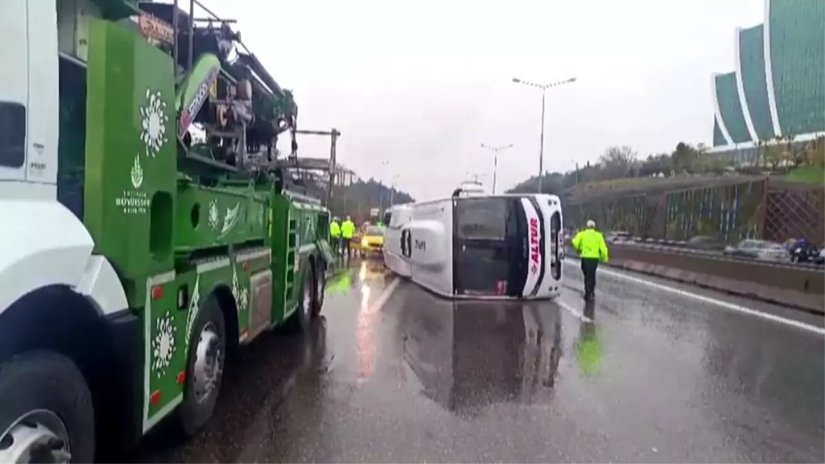 Maltepe’de Servis Minibüsü Devrildi