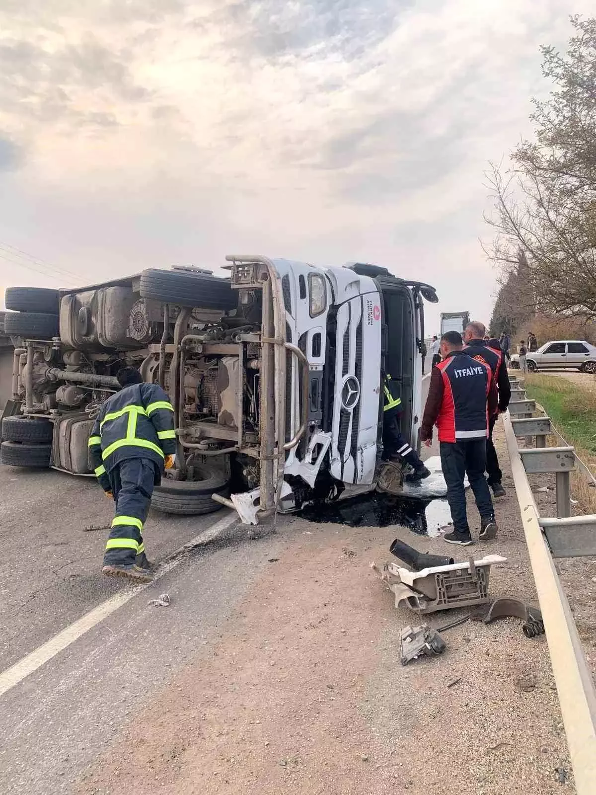 Mardin’de Akaryakıt Yüklü Tır Devrildi, Sürücü Ağır Yaralandı