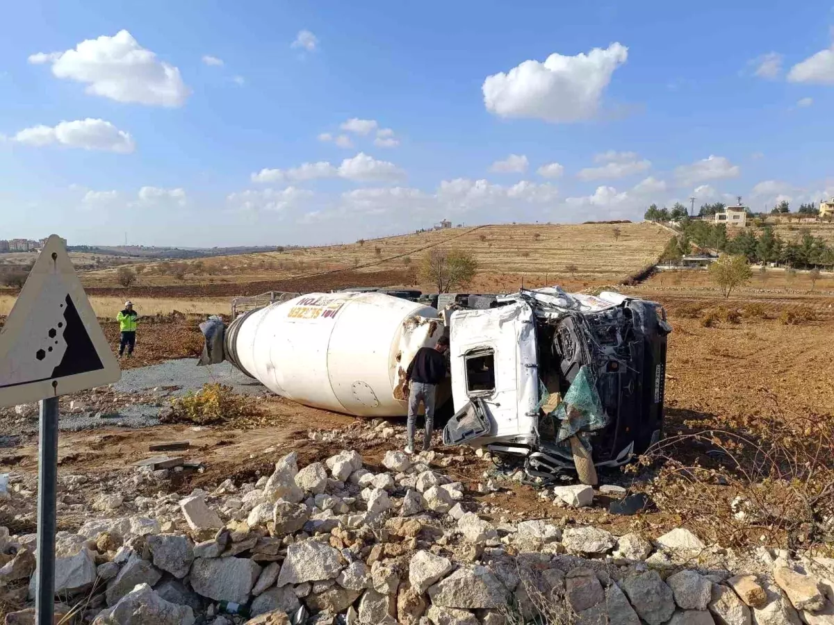 Beton Mikseri Devrildi: Sürücü Yaralı