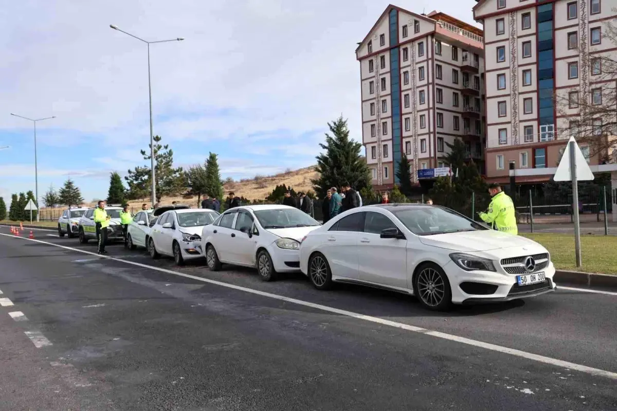 Nevşehir’de Zincirleme Trafik Kazası: 2 Yaralı ve 4 Araç Çarpıştı