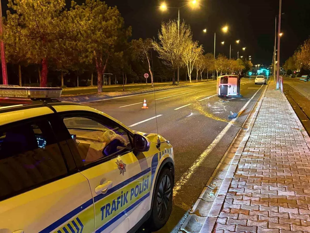 Kayseri Melikgazi’de Köpeğin Önüne Çıkan Araç Yan Yattı: 2 Yaralı!