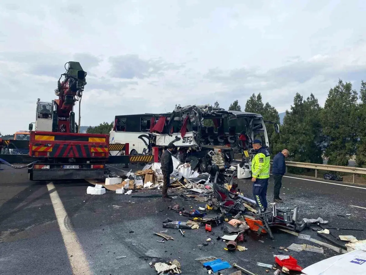 Osmaniye’de Dehşetli Otobüs‑Tır Çarpışması: 7 Kişi Hayatını Kaybetti, 11 Yaralı