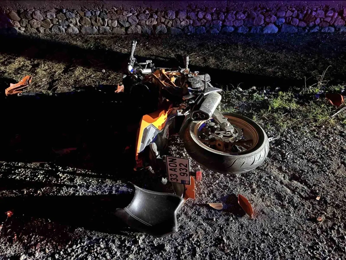 Mersin’de Motosiklet Kazası: 18 Yaşındaki Genç Sürücü Ağır Yaralandı