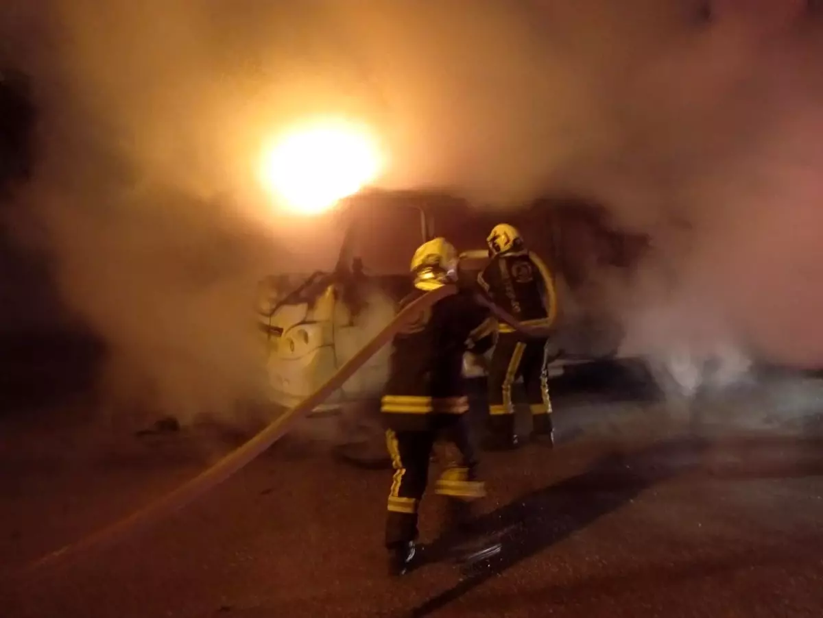 Denizli’de Park Halindeki Minibüs Yangını