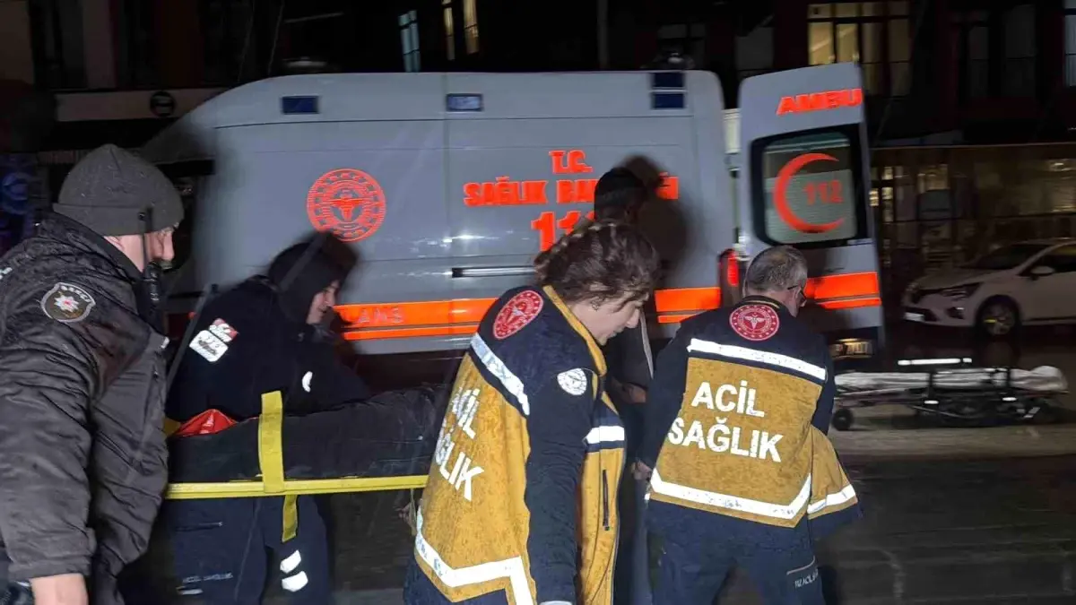 Düzce’de Motosiklet Tıra Çarpıp Ağır Yaralandı