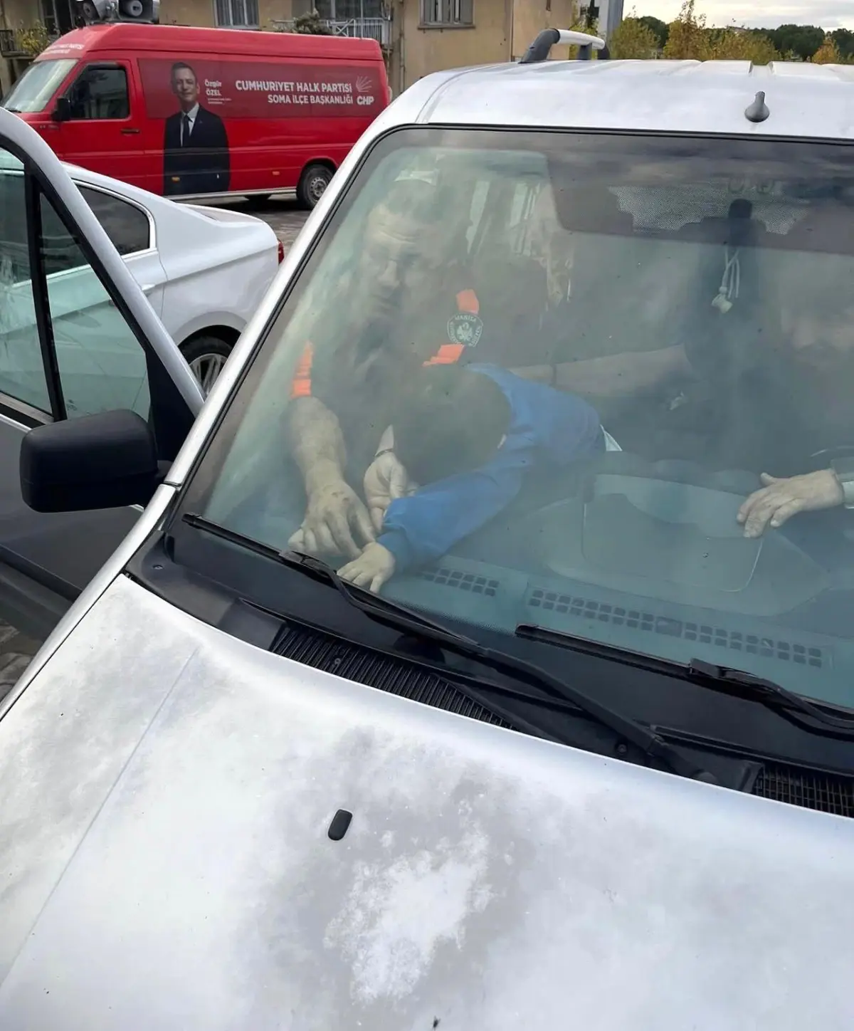 Parmakları aracın havalandırmasına sıkışan çocuğu itfaiye kurtardı