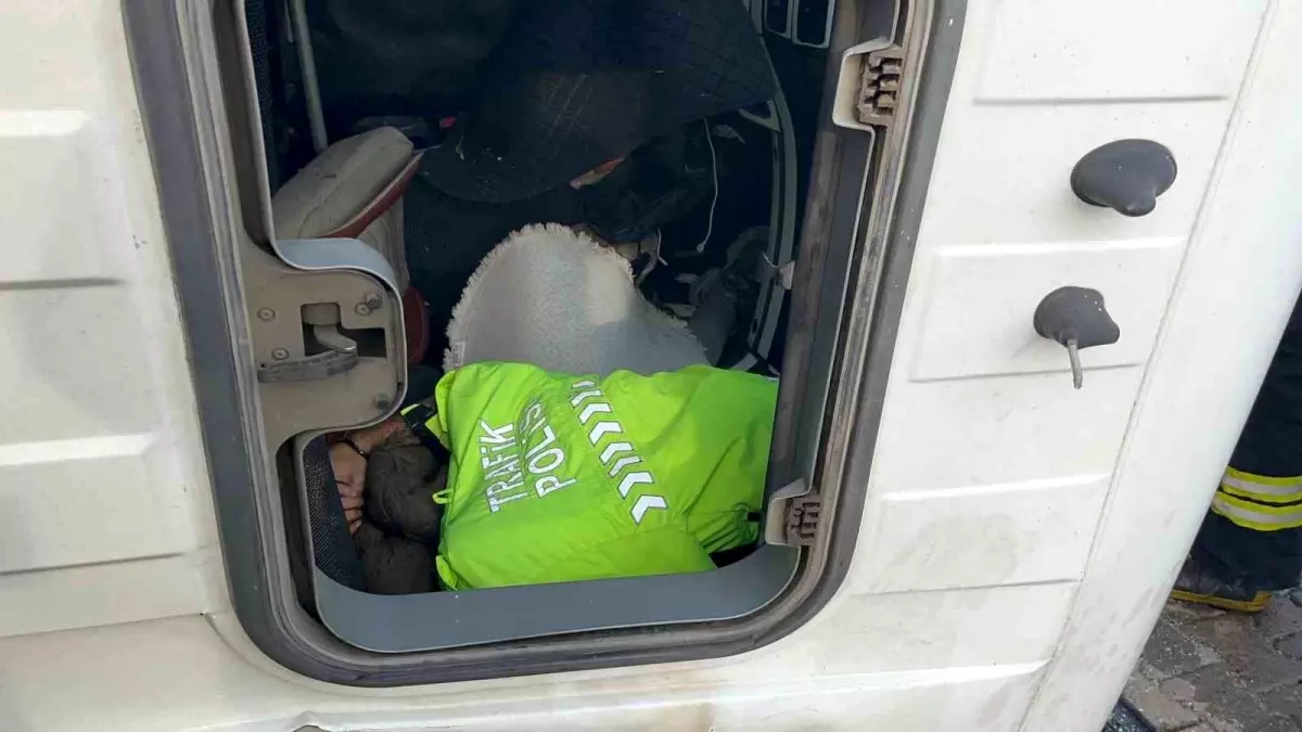 Tekirdağ’da Şok Trafik Kazası: Çocuğun Üzerini Polis Üniformasıyla Örtünce Yürekler Isındı