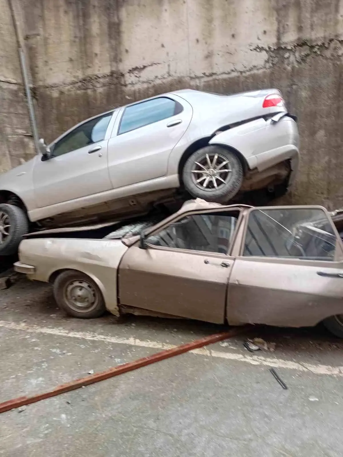 Zonguldak’ta 8 Metrelik Duvarı Aşan Otomobil Dramatik Çöküşte