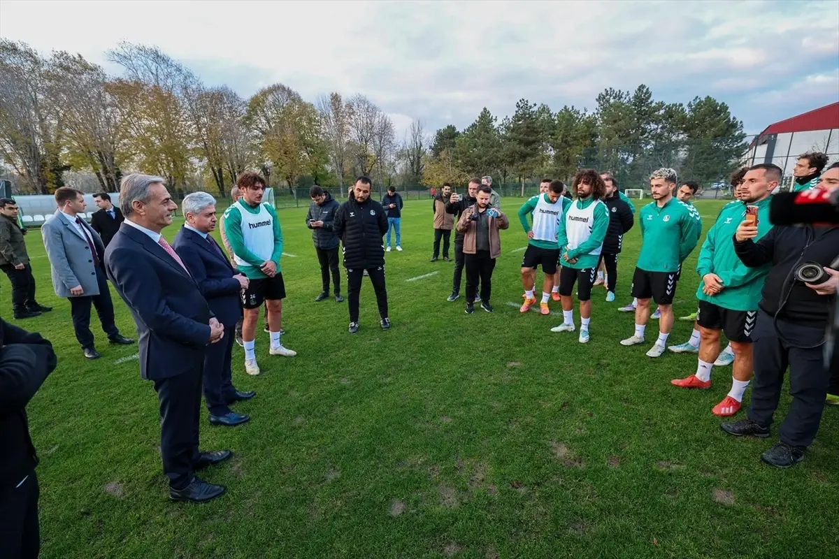 Sakaryaspor, Hatayspor Maçına Hazırlıkta: Vali ve Başkan Futbolcuları Ziyaret Etti