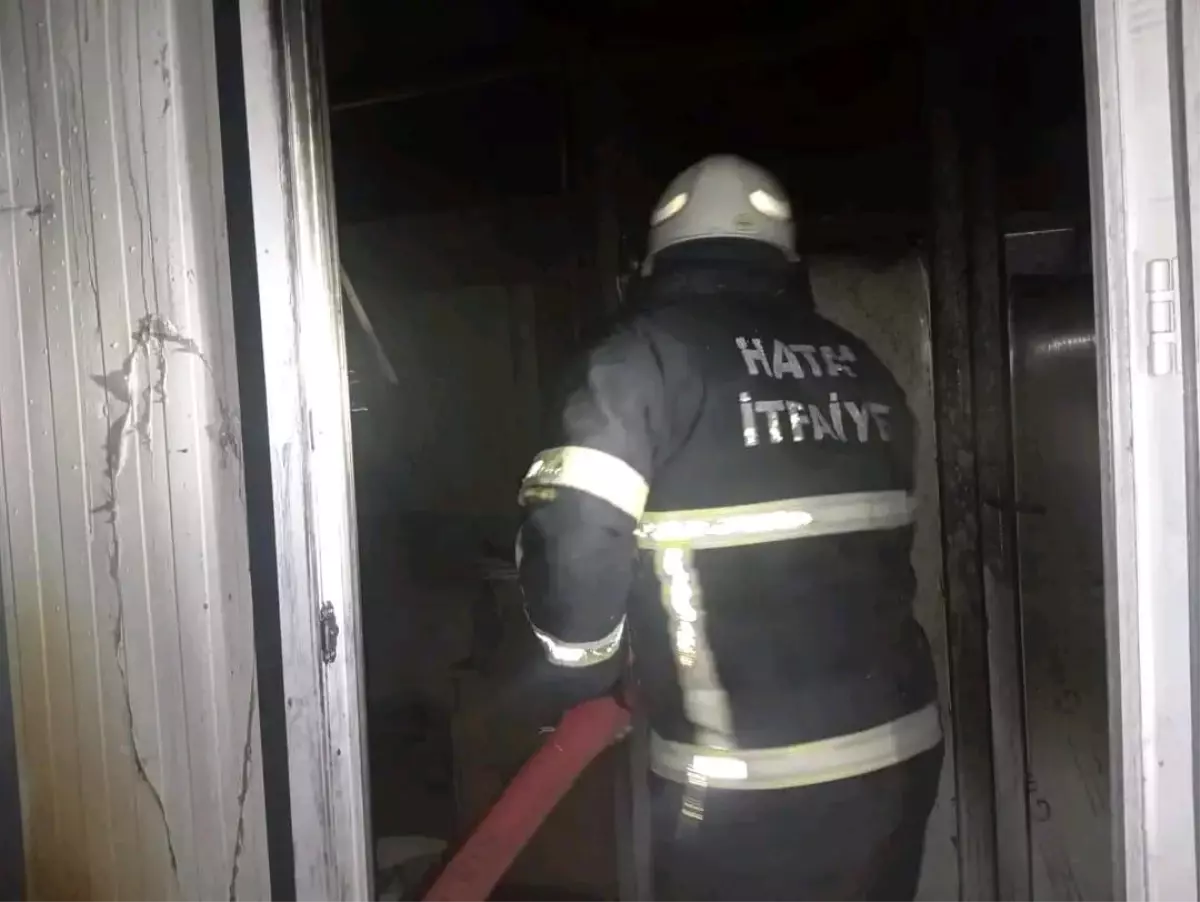 Samandağ’da Yangın: Konteyner Alev Alev Yandı