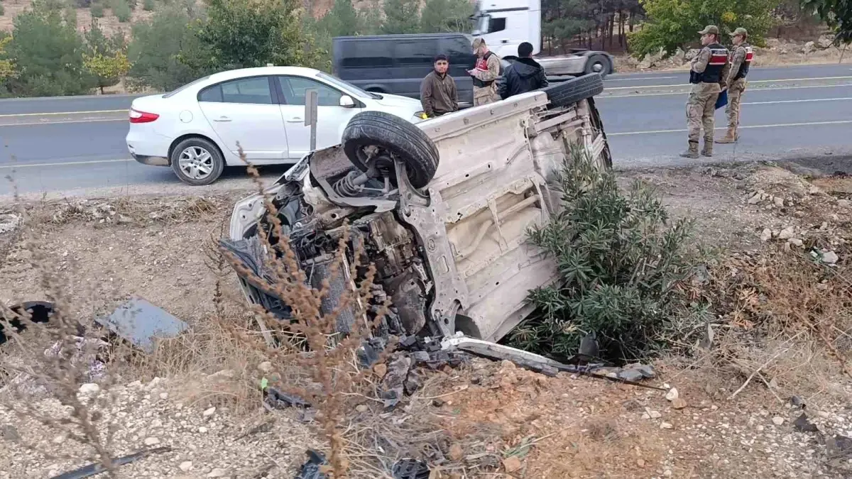 Şanlıurfa’da Hafif Ticari Araç Devrildi: Baba ve Oğlu Acil Servise Kaldı