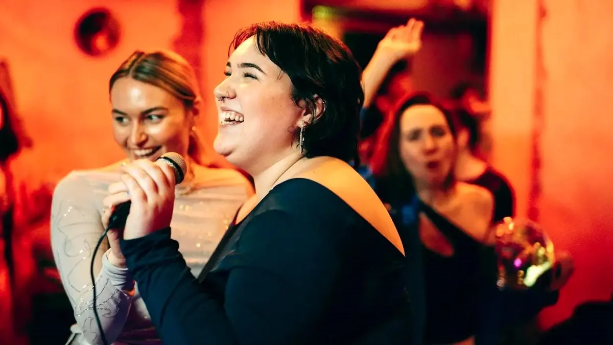 ŞARKI SÖYLEMEK BİR ŞİFA Mİ? Bilimsel Gerçekler ve Sürpriz Faydalar