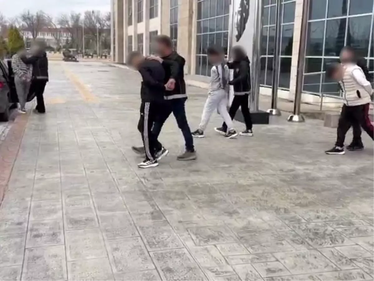 Uşak’ta Uyuşturucu Operasyonu: 4 Şüpheli Tutuklandı, Binlerce Bonzai ve Silah Ele Geçirildi