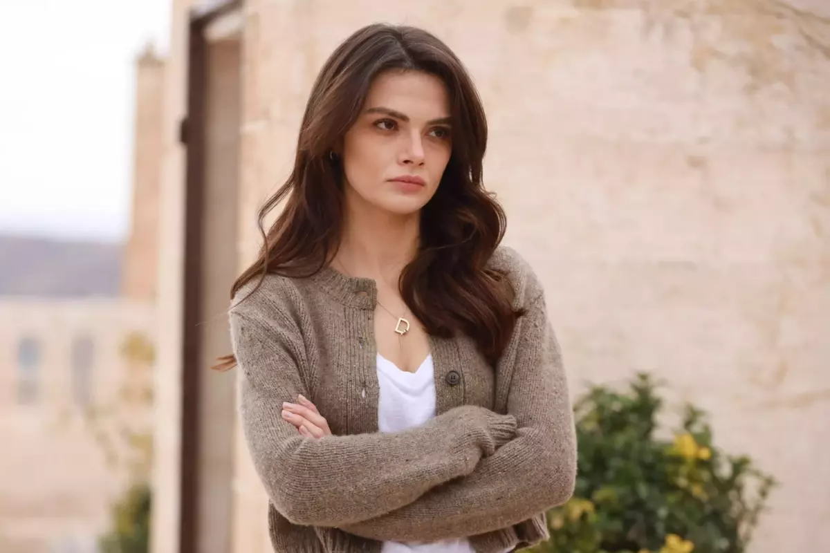 Sinem Ünsal asansörde sevgilisiyle aşka geldi