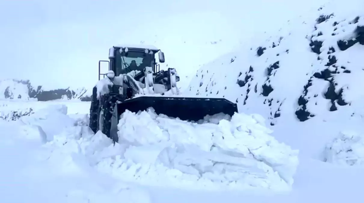 Şırnak’ta Karla Mücadele: Yarım Metrelik Buzlar Yol Açıyor
