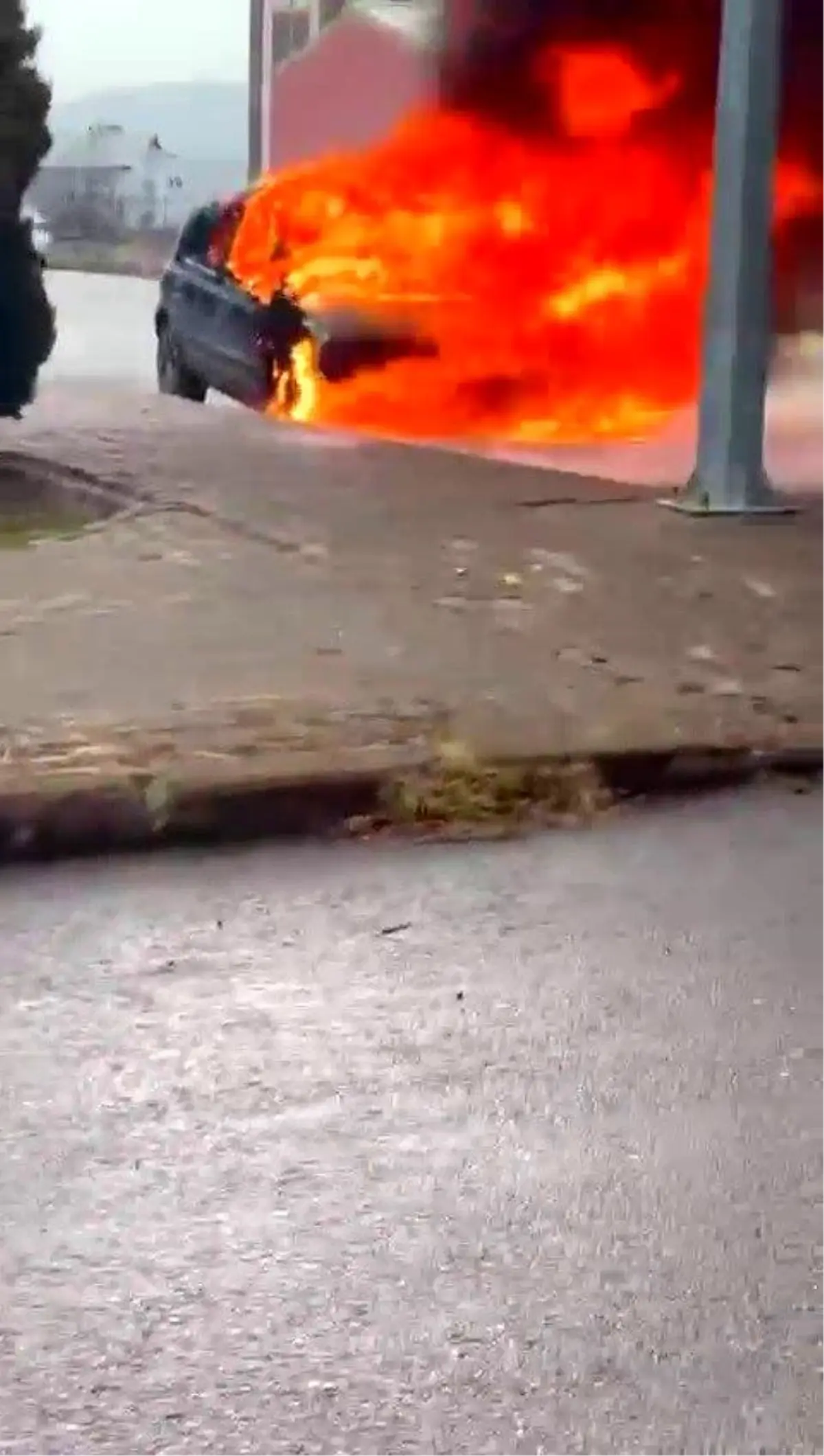 Sivas’ta Yanan Araç Aniden Alev Topuna Dönüştü