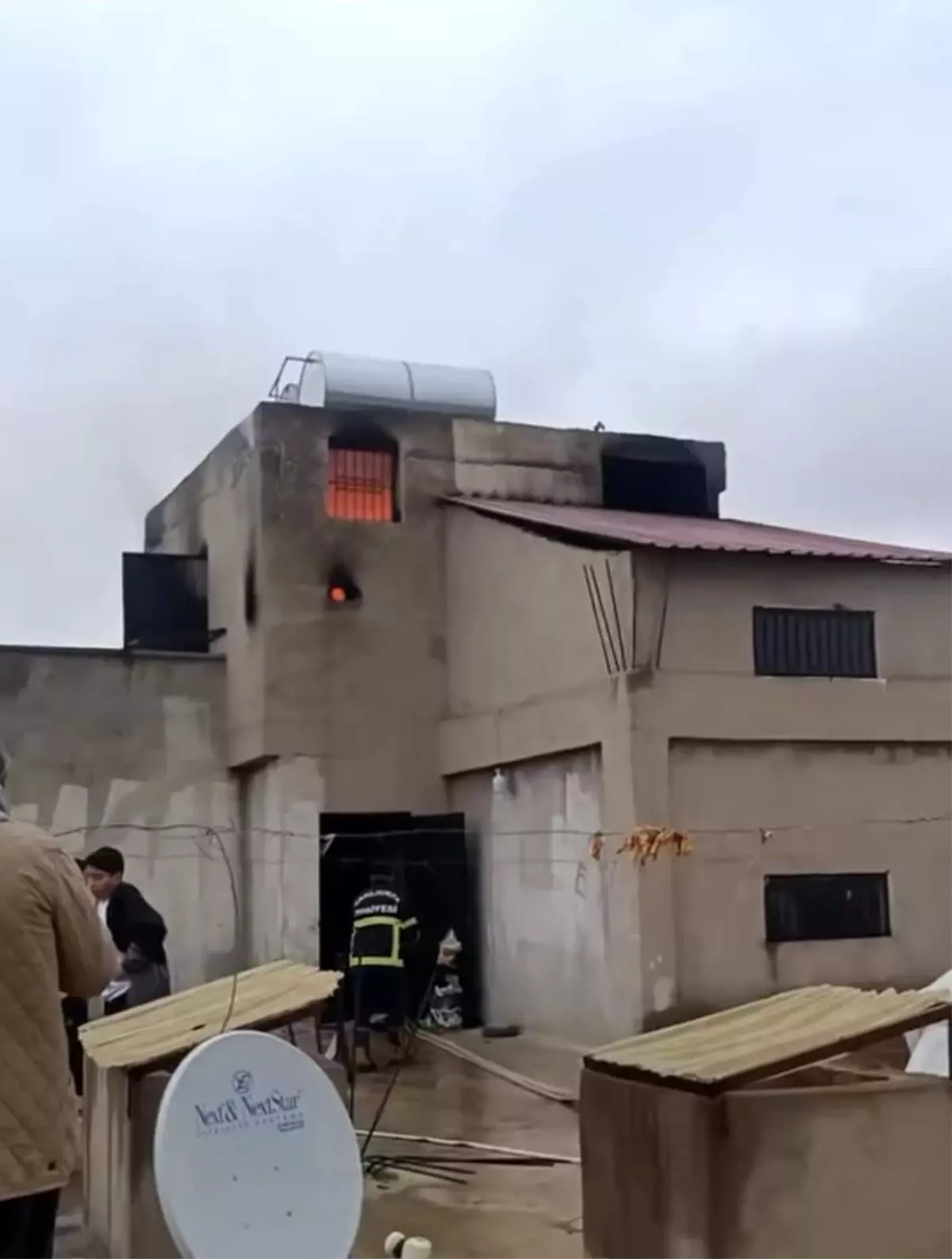 Siverek’te Çatı Yangını Kontrol Altına Alındı