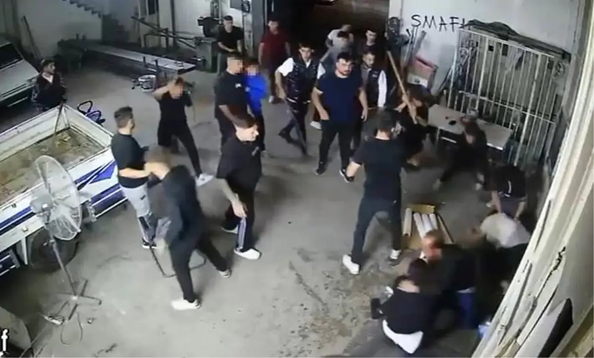 Konya’da Çocuklarla İş Yeri Sahipleri Arasında Şiddetli Kavga: Sopa, Kürek ve Pompalı Tüfek Görüntüleri Güvenlik Kameralarında!