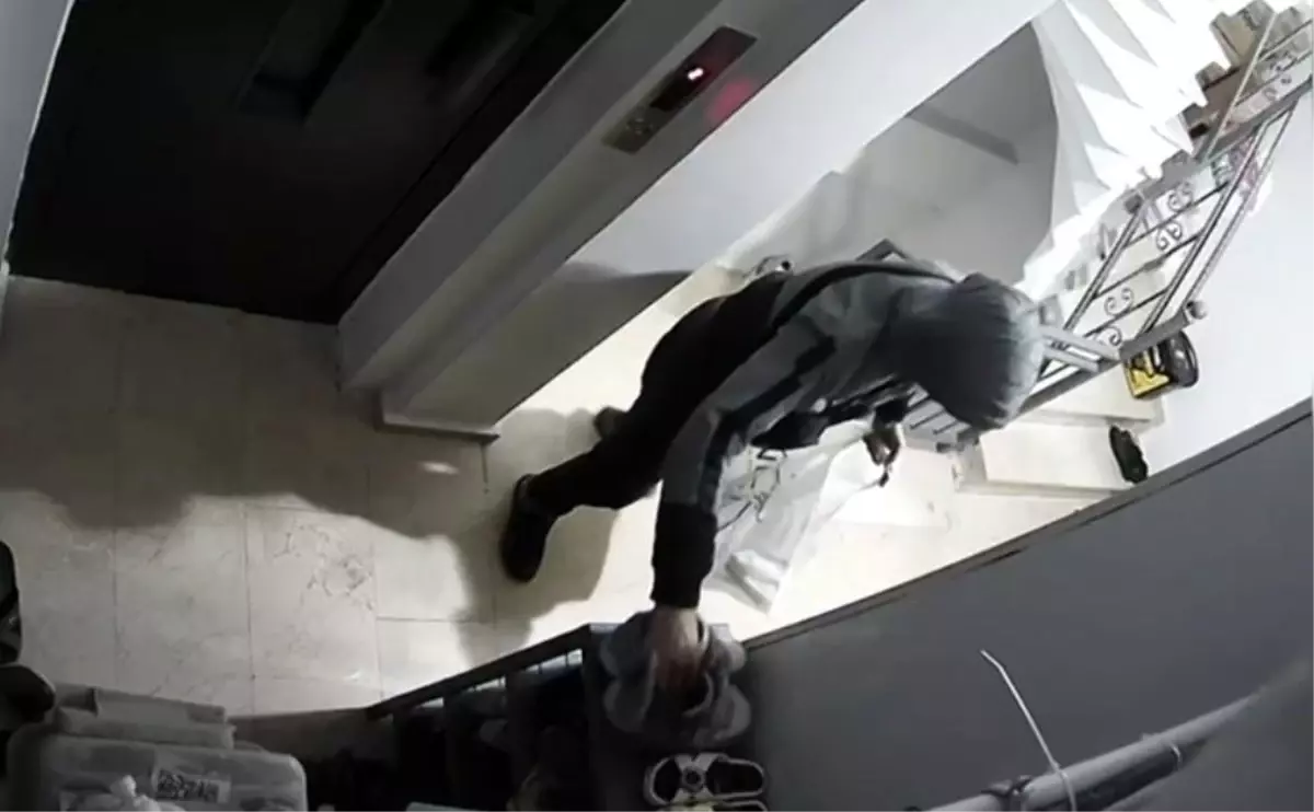 Kapüşonlu Hırsızlar Ayakkabı Çaldı