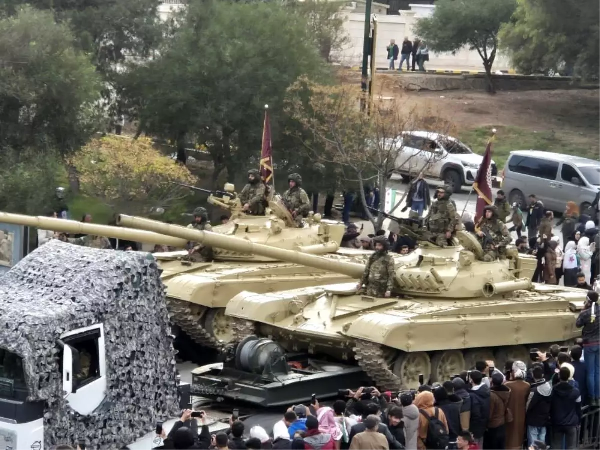 Suriye’de Esad’ın Devrilmesinin Yıl Dönümünde Yeni Ordudan Gösterişli Askeri Geçit Töreni
