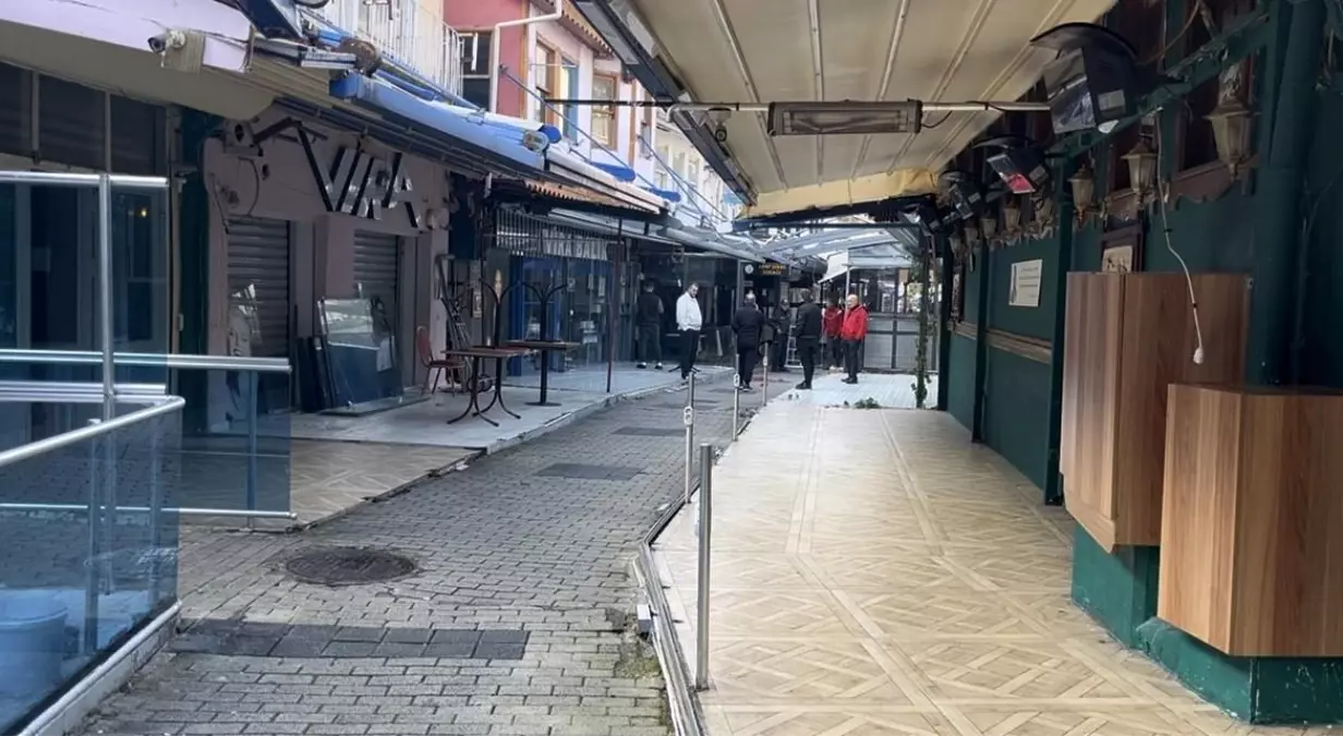 Bursa’da Arap Şükrü Sokağı’ndaki Tenteler Kaldırılmaya Başlandı