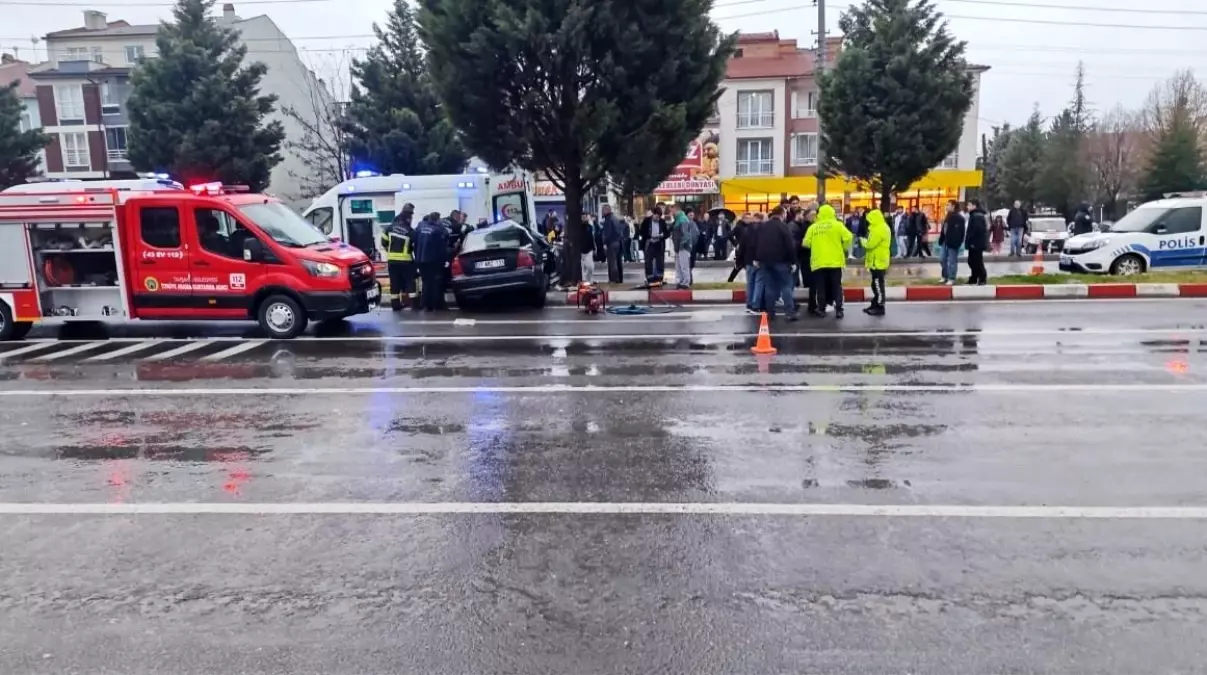 Kütahya’da Trafik Kazası: İki Yaralı