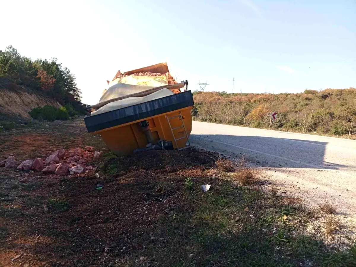Bilecik’te Tır Dorsesi Koptu, Facia Önlenmiş Oldu