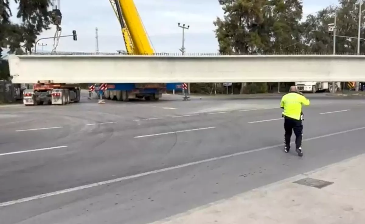 Erdemli’de Tır Kazası Trafiği Kilitledi