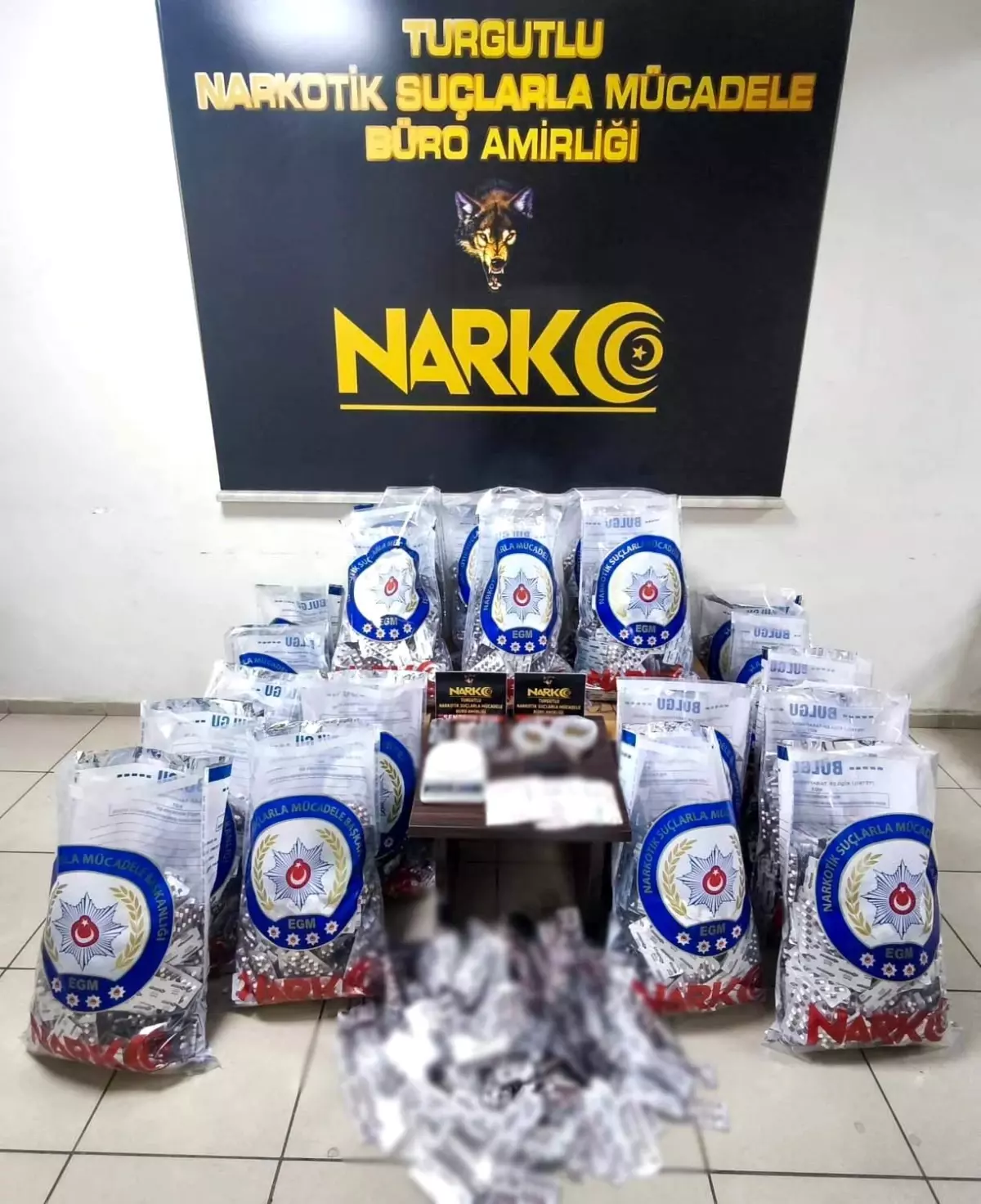 Manisa’nın Turgutlu İlçesinde Şok Uyuşturucu Operasyonu: 83 Bin 350 Sentetik Ecza Ele Geçirildi, İki Şüpheli Tutuklandı