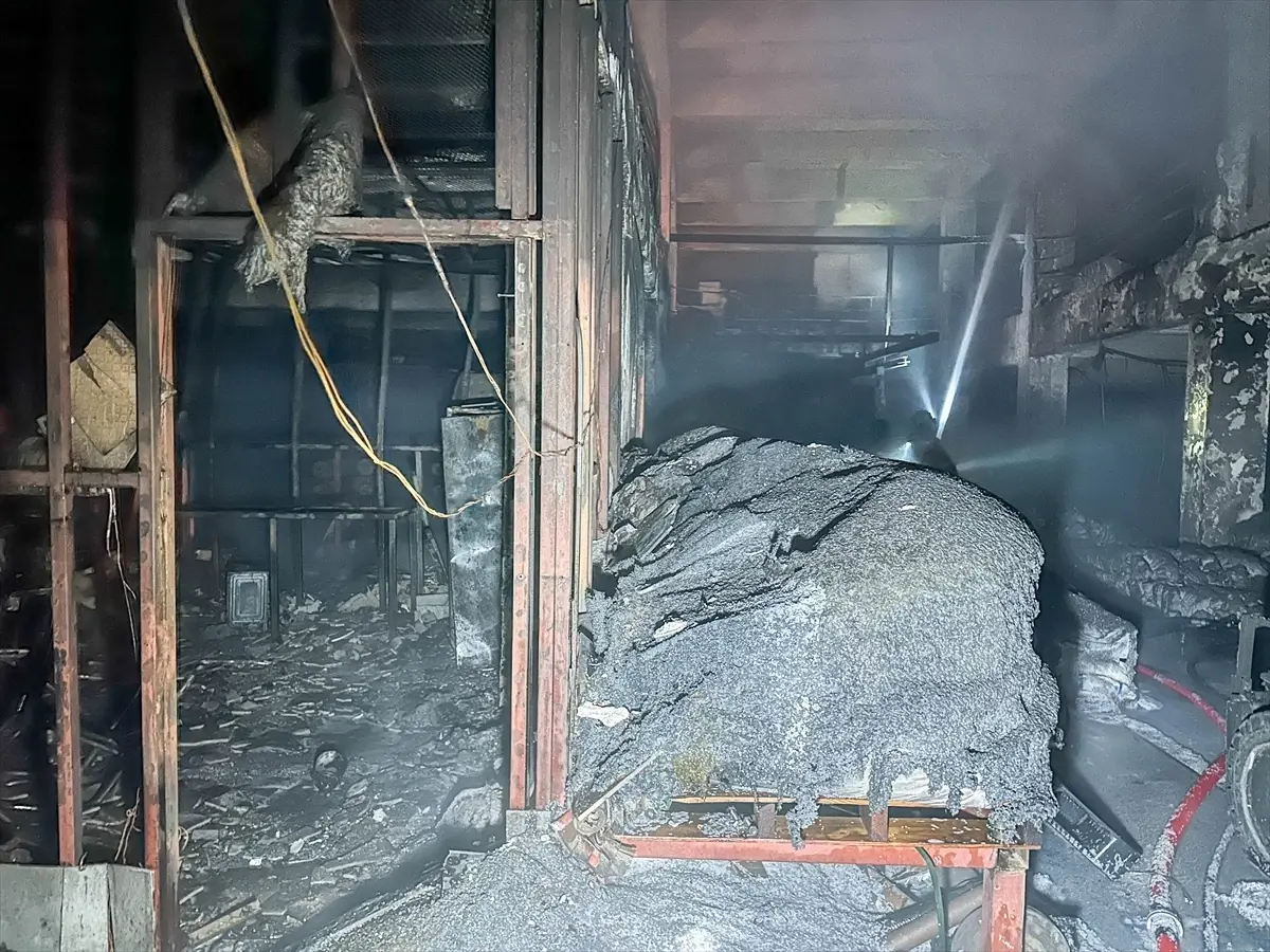 Uşak’ta Plastik Poşet Fabrikasında Yangın