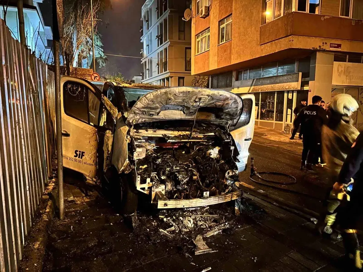 Üsküdar’da Park Halindeki Araç Alev Aldı: Görüntüler Şok Etti