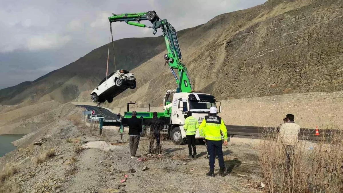 Van’da Baraja Uçan Araçta 3 Genç Hayatını Kaybetti