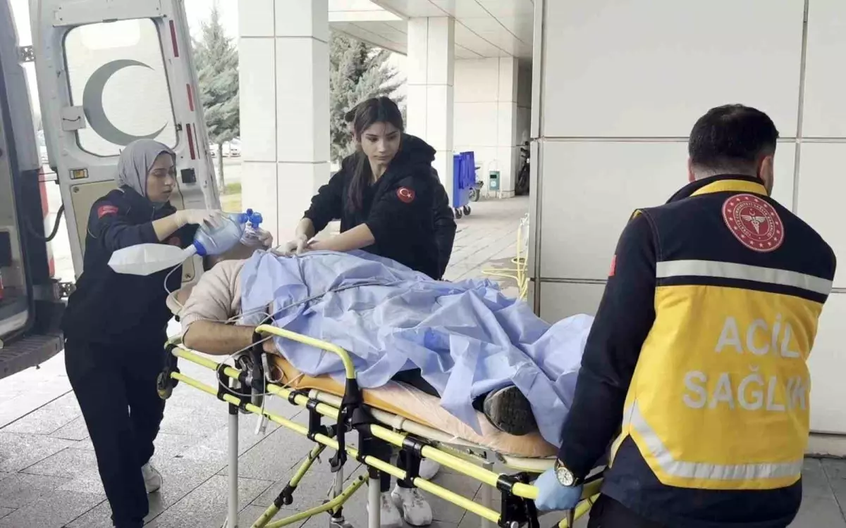 Trafik Kazasında Şok Eden Kalp Krizi: Sürücünün Yakını Acil Hastaneye Kaldırıldı