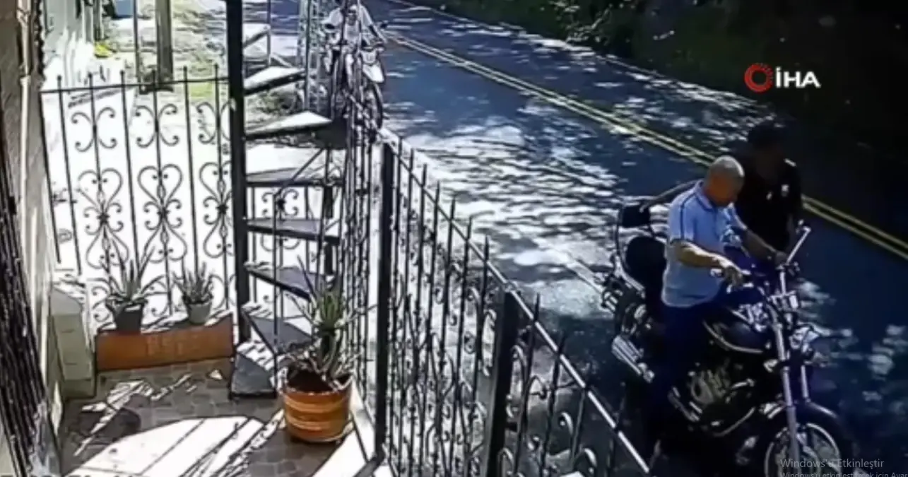 Yamaçtan kopan kayaların altından kalmaktan son anda kurtuldular