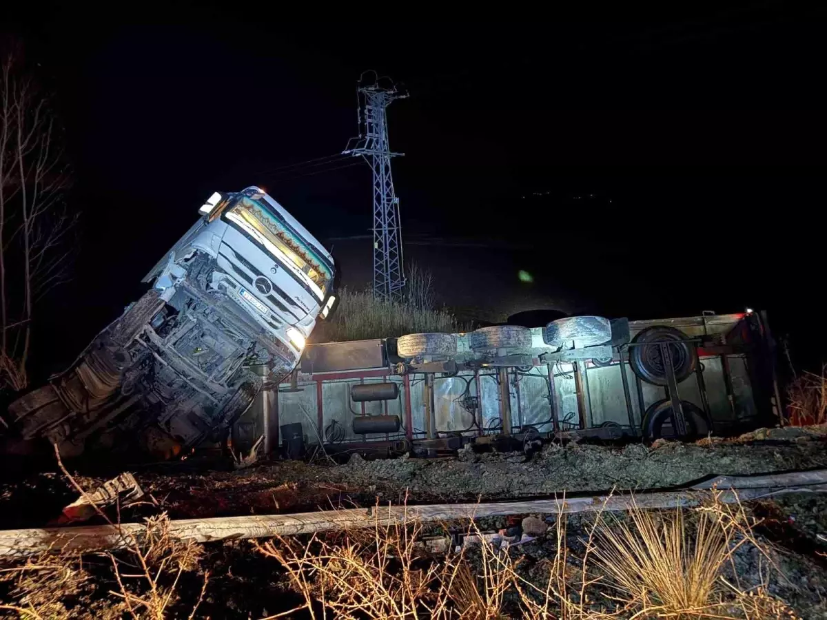 Yaralıya Yardım Etmek İstedi, Emniyet Şeridindeki Otomobiline Ticari Araç Çarptı: 4 Yaralı