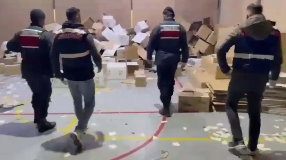 İzmir’de Dev Operasyon: 2.850 Litre Etil Alkol ve 168 Aroma Kiti Ele Geçirildi