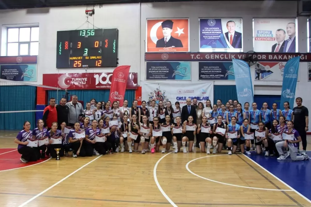 Düzce’de Voleybol Şampiyonu Hürriyet Ortaokulu