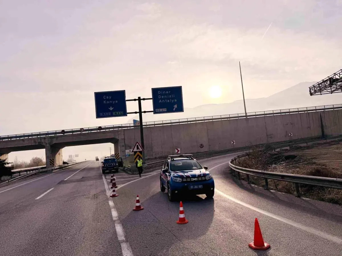 Afyonkarahisar’da Yoğun Sis Nedeniyle Kara Yolu Acil Kapandı