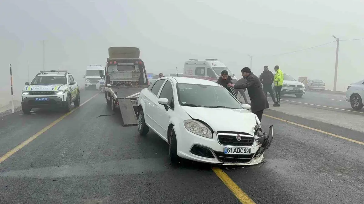 Tatvan Yolu’nda Yoğun Sis Nedeniyle Zincirleme Trafik Kazası