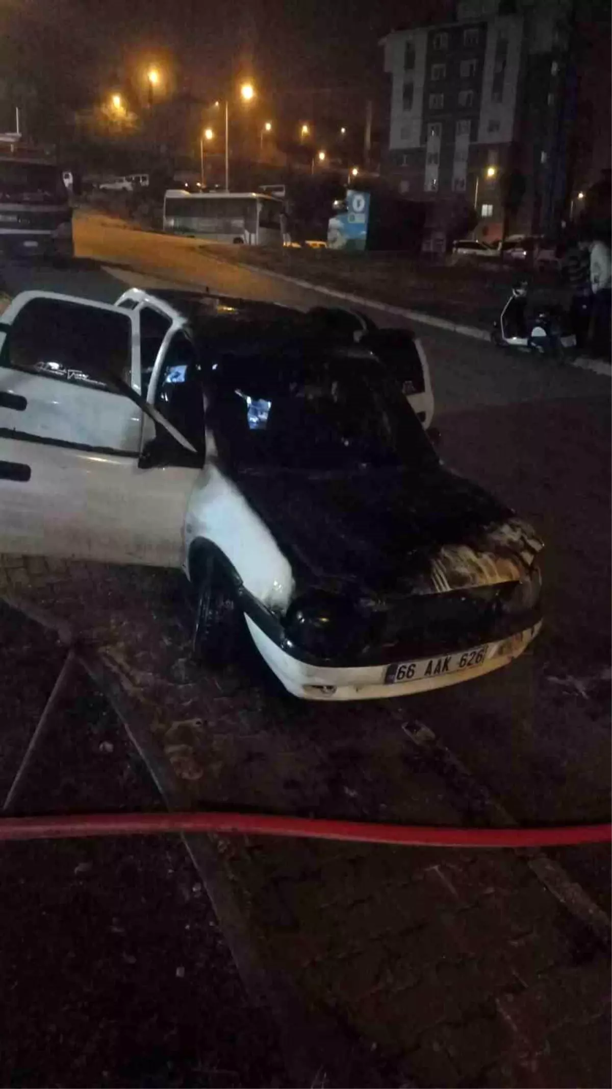 Yozgat’ta park halindeki Opel aracın aniden alev alması vatandaşları endişelendirdi