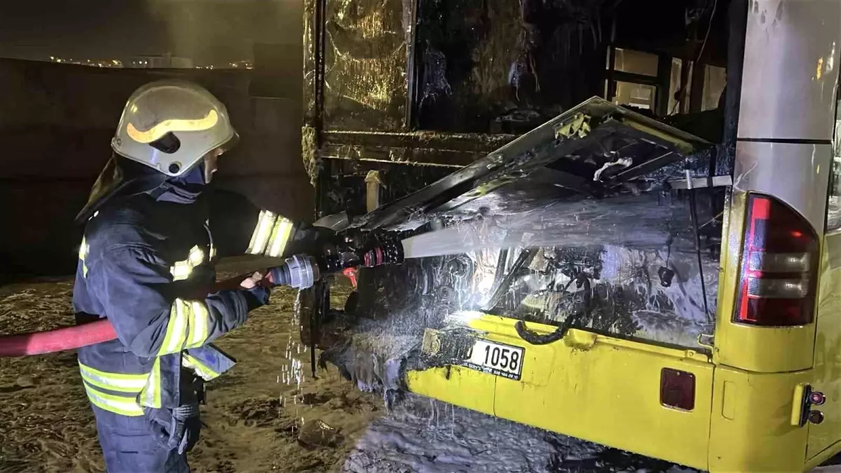 Yozgat’ta Park Halindeki Özel Halk Otobüsü Alev Aldı