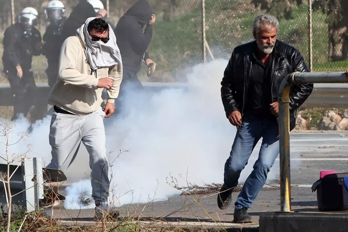 Yunanistan’ın Girit Adası’nda çiftçiler havalimanını basıp polisle çatıştı