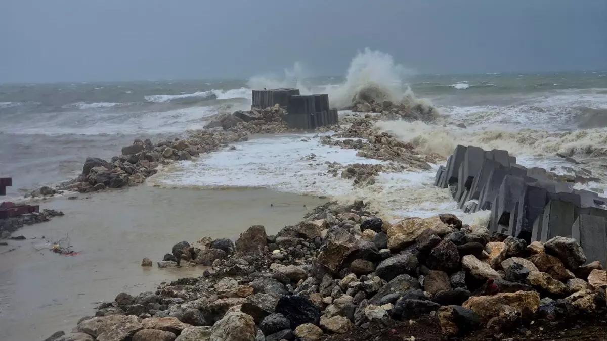 Zonguldak Alaplı’da Şiddetli Fırtına ve 4 Metre Dalgalar Balıkçılara Zorlu Gün Yaşattı
